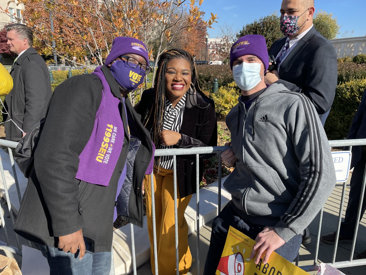 SEIU members are in the streets to defend our right to an abortion! Abortion justice can't wait. <a href="/CoriBush/">Cori Bush</a> <a href="/1199SEIU/">1199SEIU💫</a> #BansOffOurBodies
