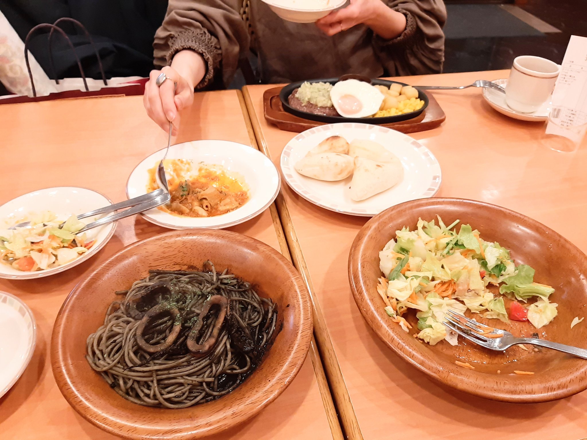 Tokyo 週末ごはん部 サイゼリヤにて 女同士だもん イカスミパスタ食べちゃう 幡ヶ谷 サイゼリヤ イカスミ T Co Wz2k3bhuhe Twitter