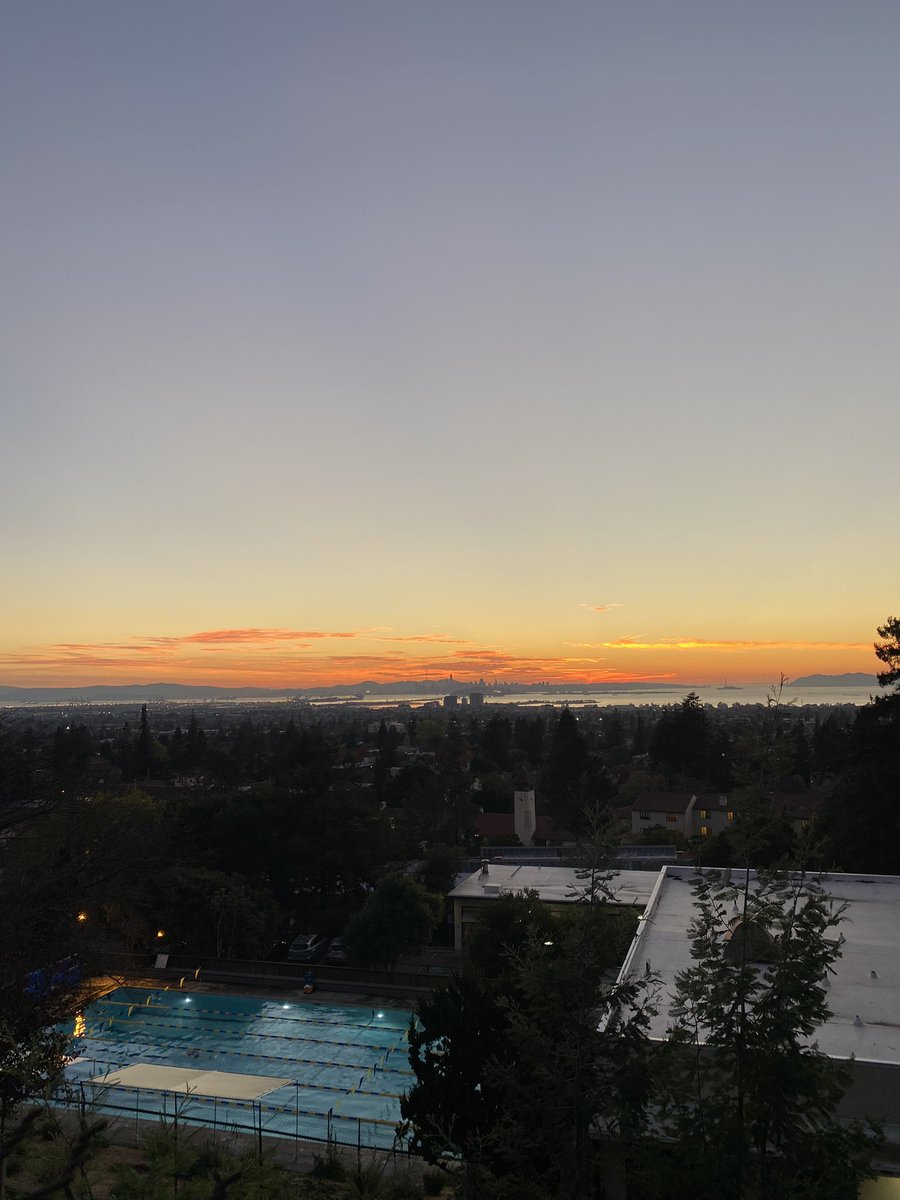 californiamag's tweet image. Yesterday, we asked our Instagram followers to name this pool, one of five on UC Berkeley’s campus. 

It’s the Golden Bear Recreation Center and Pool!
#namethatbuilding #pooledition