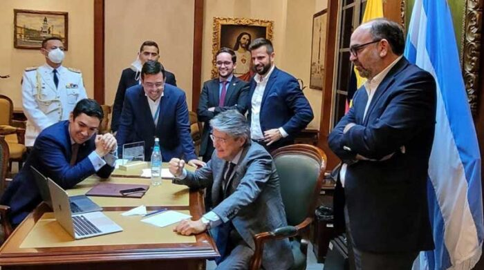 WRadioEc's tweet photo. #Atención| Esta fotografía del presidente Guillermo Lasso, viendo lo ocurrido en la Asamblea con la reforma tributaria, se viralizó.
#ComercioEc https://t.co/KvUIDb9Tqo
