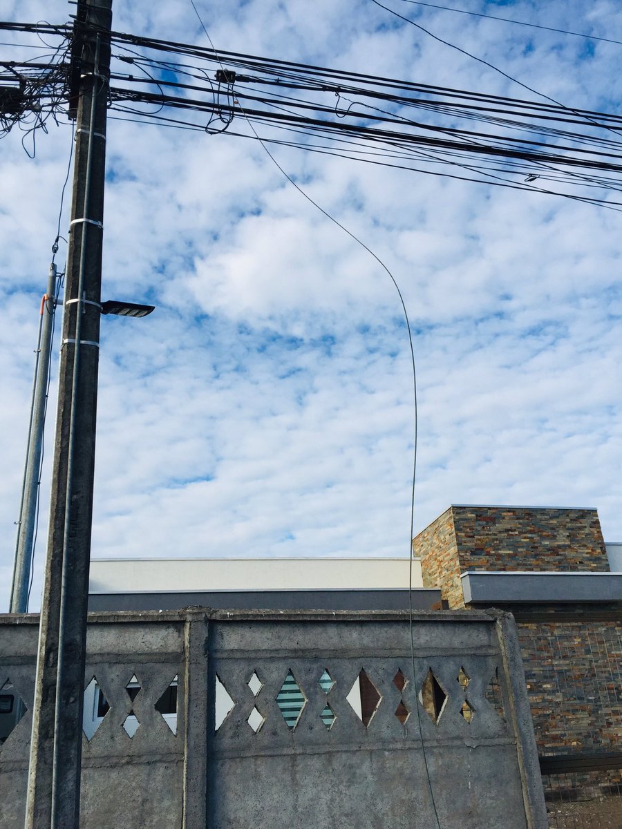 InformaPamela's tweet photo. ⚡️Precaución⚡️
Calle Pablo Neruda altura 330, sector Lomas Coloradas, caída de cableado eléctrico en Calzada.
Móviles de Seguridad Pública resguardando el sector.
A la espera de @CGE_Clientes https://t.co/qAxPxSnywV