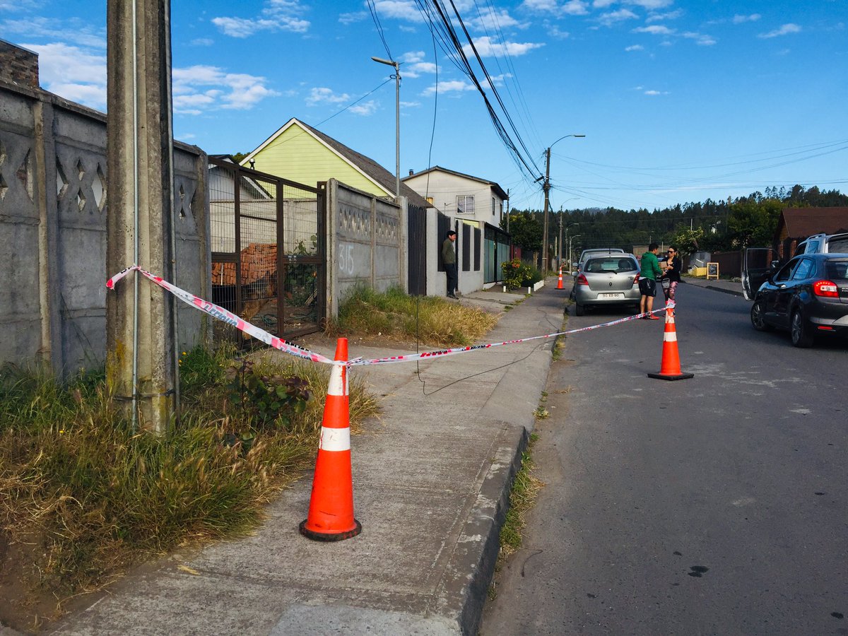 InformaPamela's tweet photo. ⚡️Precaución⚡️
Calle Pablo Neruda altura 330, sector Lomas Coloradas, caída de cableado eléctrico en Calzada.
Móviles de Seguridad Pública resguardando el sector.
A la espera de @CGE_Clientes https://t.co/qAxPxSnywV