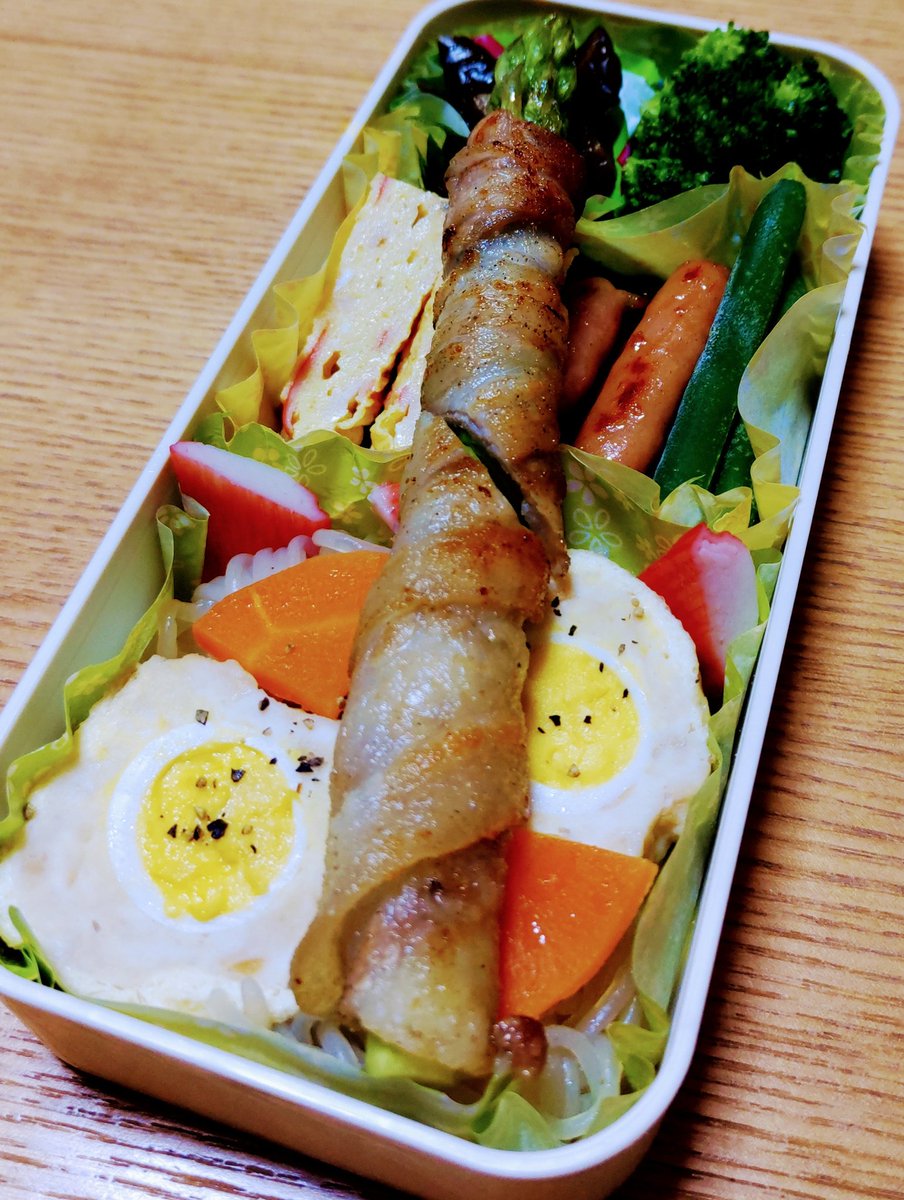 おはようございます🍳 父のお弁当は~~😆 加賀おでん🍢の定番ネタ、お揚げで包んだ肉巾着です👍 食べたことない妄想料理😂 石川の油あげが、日本で一番薄いそうですよ☀️ そして、ポークビッツ😝