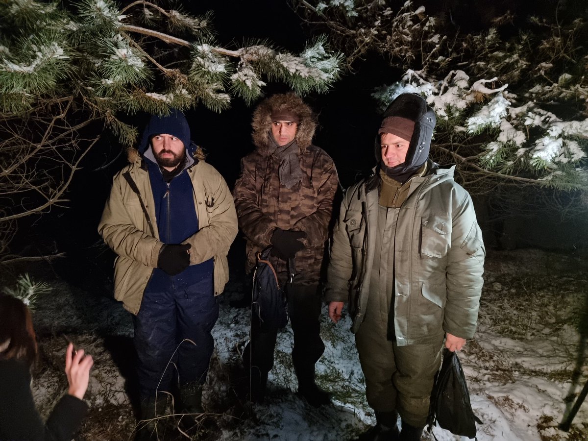 LukaszKohut's tweet photo. Wspólnie z @JaninaOchojska i @rozathun, ale przede wszystkim z fantastycznymi ludźmi dobrej woli z pogranicza byliśmy gdzie trzeba i tych 3 uchodźców z Syrii trafi do ośrodka straży granicznej, gdzie rozpocznie się procedura międzynarodowej ochrony prawnej. I nie zamarzną❗ https://t.co/fvLs0hB93p