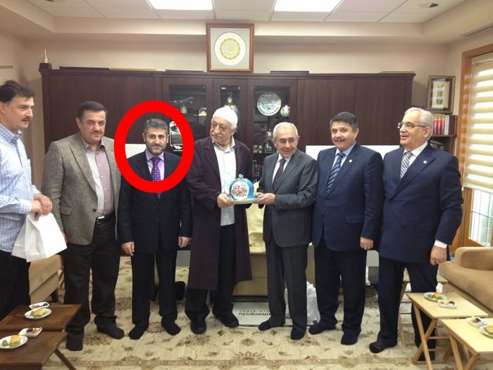 timursoykan's tweet photo. Nureddin Nebati bu CV ile herhangi bir şirkete başvursa kapısından giremez. Dü��ünsenize Fetullah Gülen ile samimi fotoğraflar, hazineyi boşaltan Berat Albayrak'ın kadrosundan ve ekonomi tahsili yok. Hangi şirket alır... Ama Türkiye'nin Hazine ve Maliye Bakanı olarak atandı. https://t.co/iOcDorHqAA