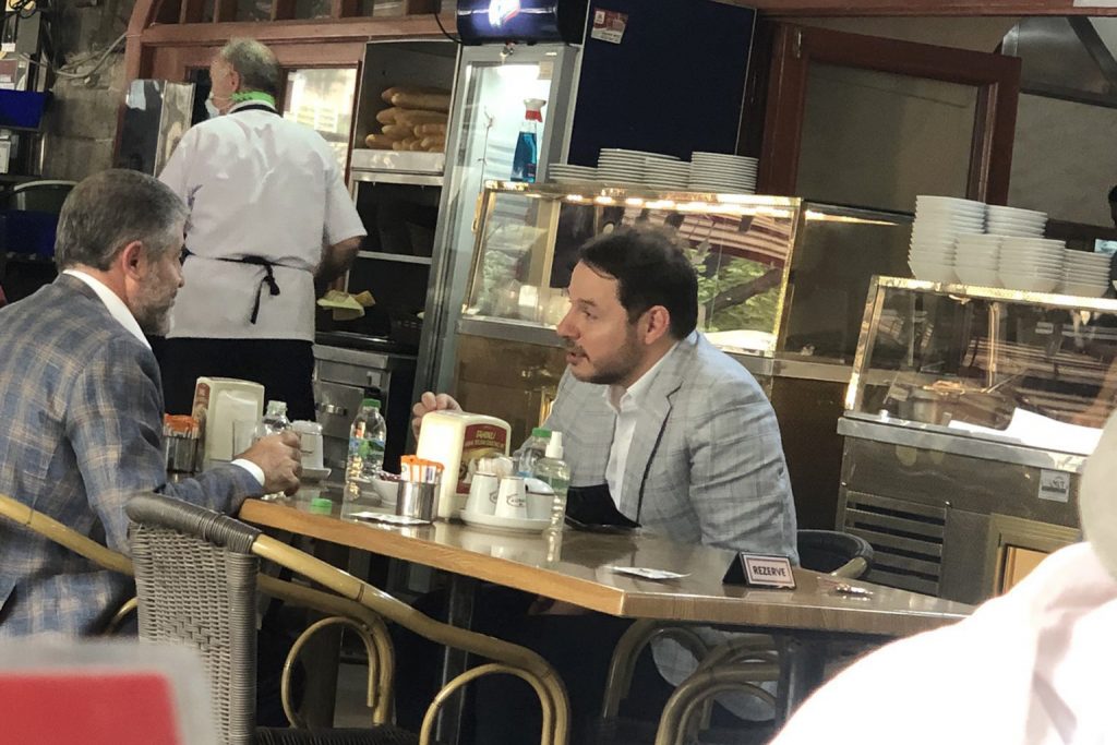 timursoykan's tweet photo. Nureddin Nebati bu CV ile herhangi bir şirkete başvursa kapısından giremez. Dü��ünsenize Fetullah Gülen ile samimi fotoğraflar, hazineyi boşaltan Berat Albayrak'ın kadrosundan ve ekonomi tahsili yok. Hangi şirket alır... Ama Türkiye'nin Hazine ve Maliye Bakanı olarak atandı. https://t.co/iOcDorHqAA