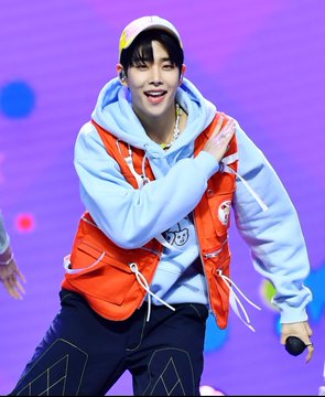 ASTROPortugal's tweet photo. [📸 | 01.12.21] Fotos do MJ no programa 'The Trot Show' foram publicadas na aplicação StarPass! (1/3)

‹ #MJ • #엠제이 • #ASTRO •  #MJ1stWin • #GetSetYo1stwin • #아스트로 • #Aroha • #아로하 • @offclASTRO › https://t.co/RrYkQfJeEE