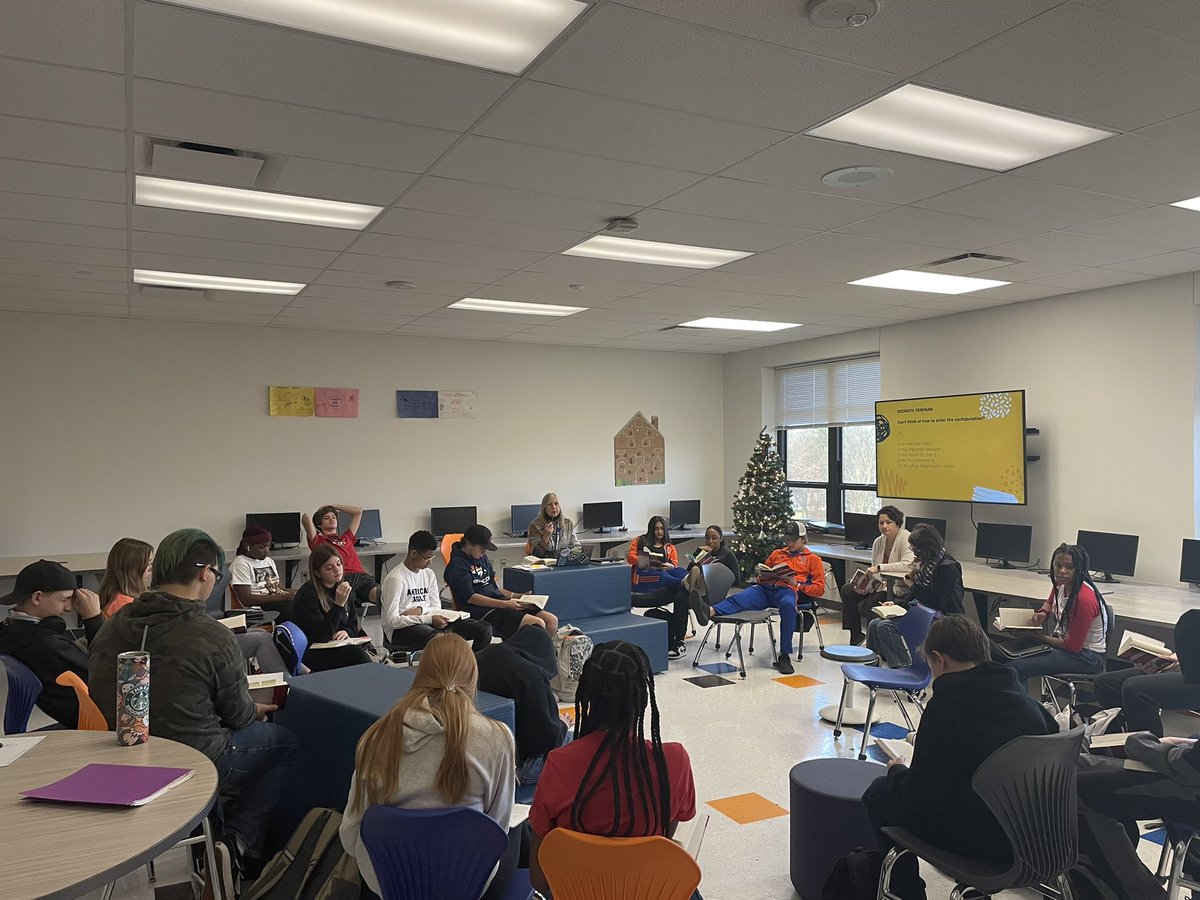 CoachJohnsonWMS's tweet image. Fun seeing my fellow NP teachers in action today! Listened to a socratic seminar, witnessed students inputting debits and credits, learned about US imperialism, and saw kids creating awesome American flag cutting boards! #NPObserveMe