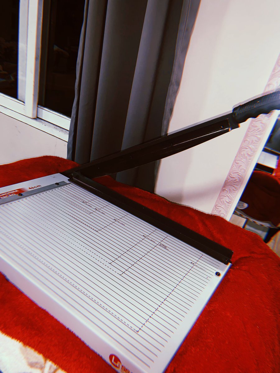 reasonjkth's tweet photo. ✨ VENDA ✨

Amoresss, estou vendendo minha guilhotina de cortar papel 46cm para quem quer começar a fazer cards e outros tipos de recorte!

Está em ótimo estado! 

Alguém teria interesse? 🥺 

Vem na dm que dou mais infos e valor!! 

#bts #vendaetrocakpop #lojinha https://t.co/O9qd3X2GpI