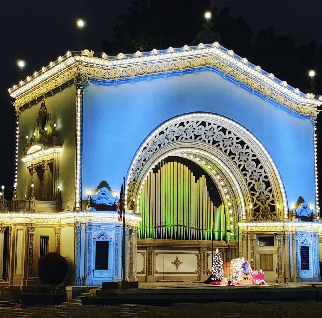 Happy December 1st!🎄 Join us for our special Christmas Concerts this month! Come enjoy free admission to festive performances this holiday season. 
-Sunday, December 5th at 2:00pm
-Saturday, December 11th at 5:30pm
-Sunday, December 12th at 2:00pm