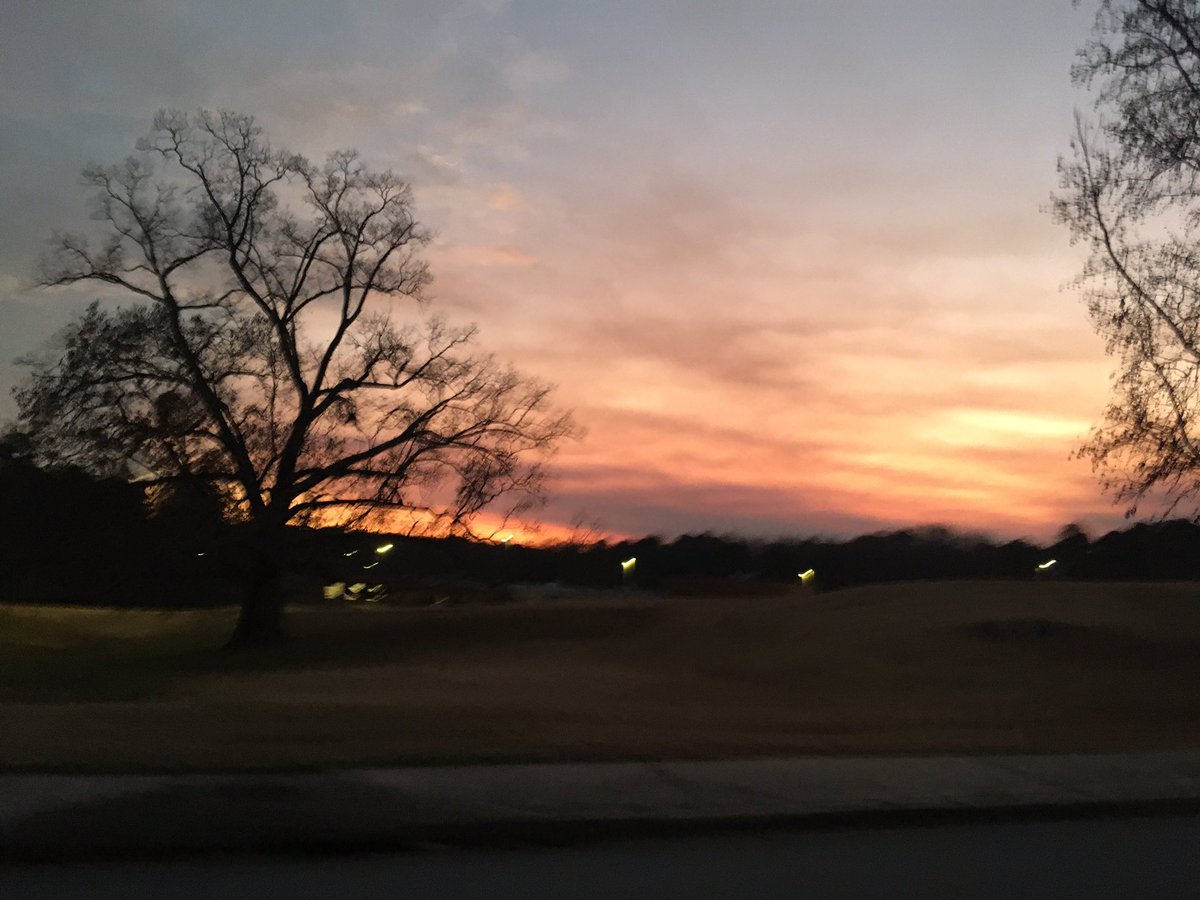 MLB2MLR's tweet photo. When the sunset is beautiful, I gotta just hold my camera out the window and attempt to get some pics. #GodMadeThat #Sunset
(That one tree on the left is a HUGE oak tree but it looks so small in the photo) https://t.co/Ug3BSUf4bP