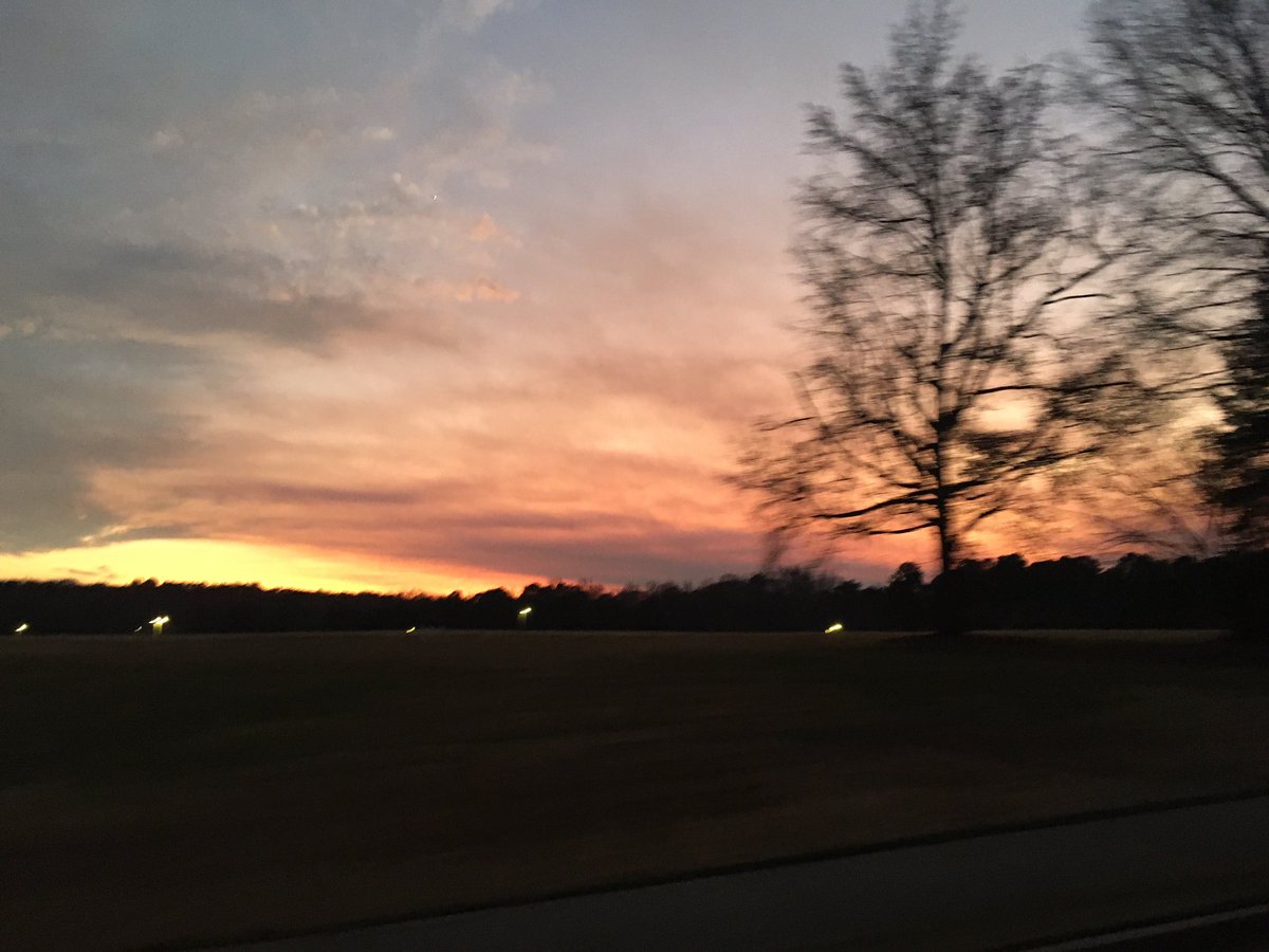 MLB2MLR's tweet photo. When the sunset is beautiful, I gotta just hold my camera out the window and attempt to get some pics. #GodMadeThat #Sunset
(That one tree on the left is a HUGE oak tree but it looks so small in the photo) https://t.co/Ug3BSUf4bP