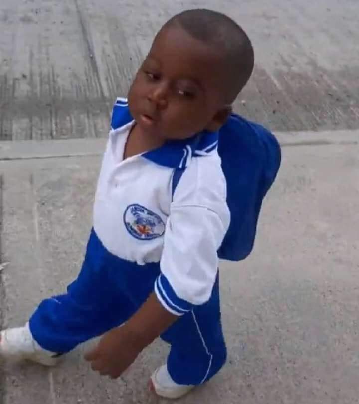 Yo viendo mi reflejo en los cristales cuando voy andando x la calle