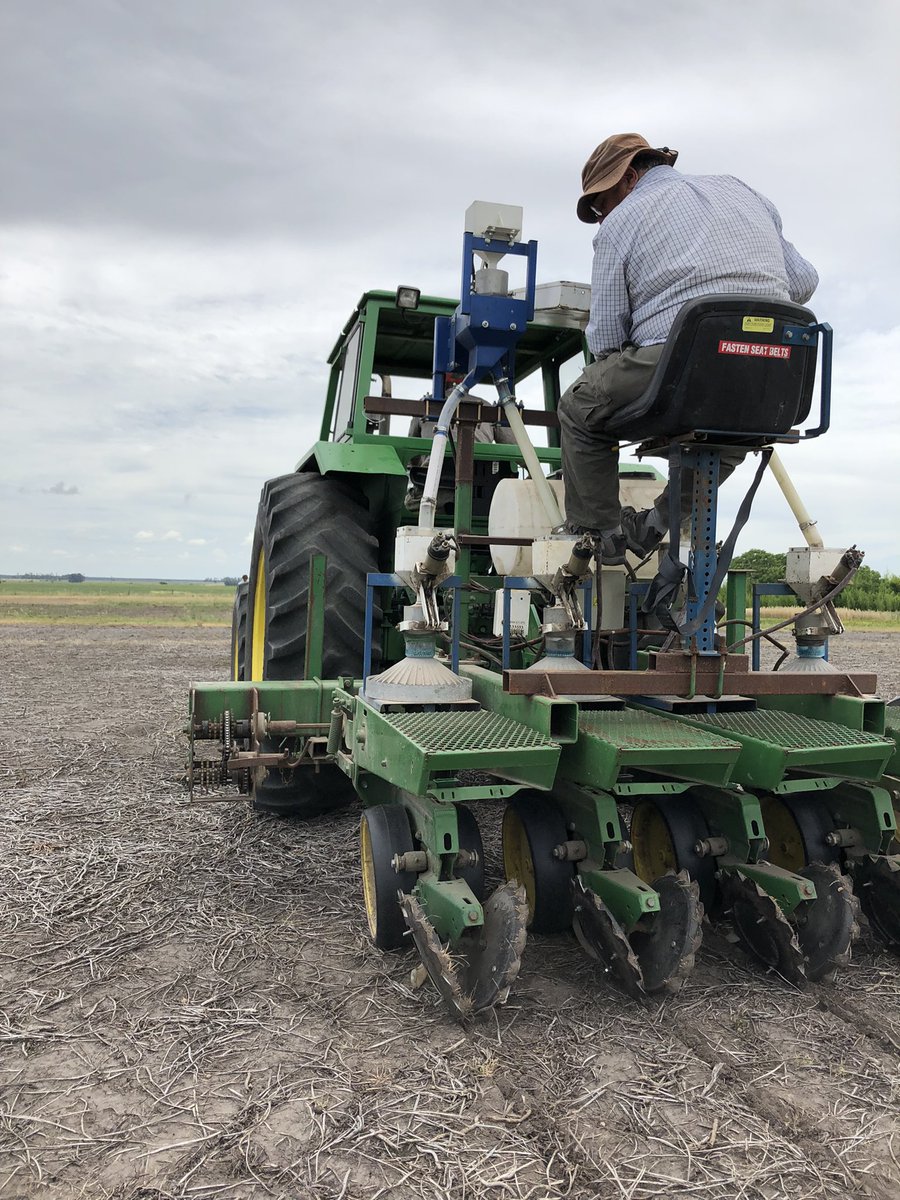 Liquidando siembra de ensayos en Constancia, Paysandú.  Evaluación de varios promotores de crecimiento biológicos en soja. <a href="/IsettaLuis/">Luis Isetta</a> <a href="/FranAznarez8/">Francisco Aznarez</a> @isicardi