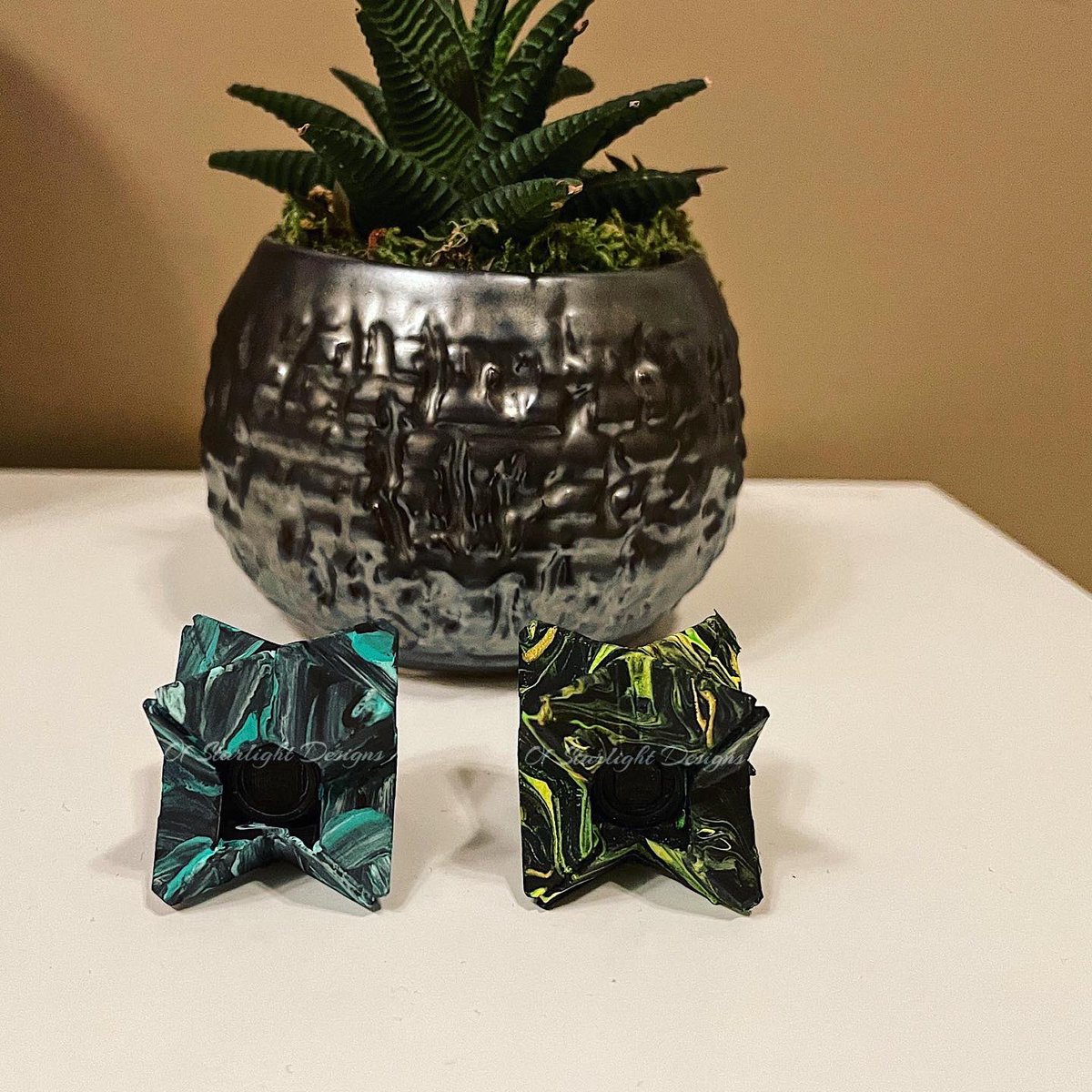 OSDesignShop's tweet photo. Started working on these, inspired by the creative @/anarmlesshobo on Instagram.
His might be a little special and glows in the dark 😋
#destiny2art #destinyghost #littlelights https://t.co/MlZ28mq1Ec