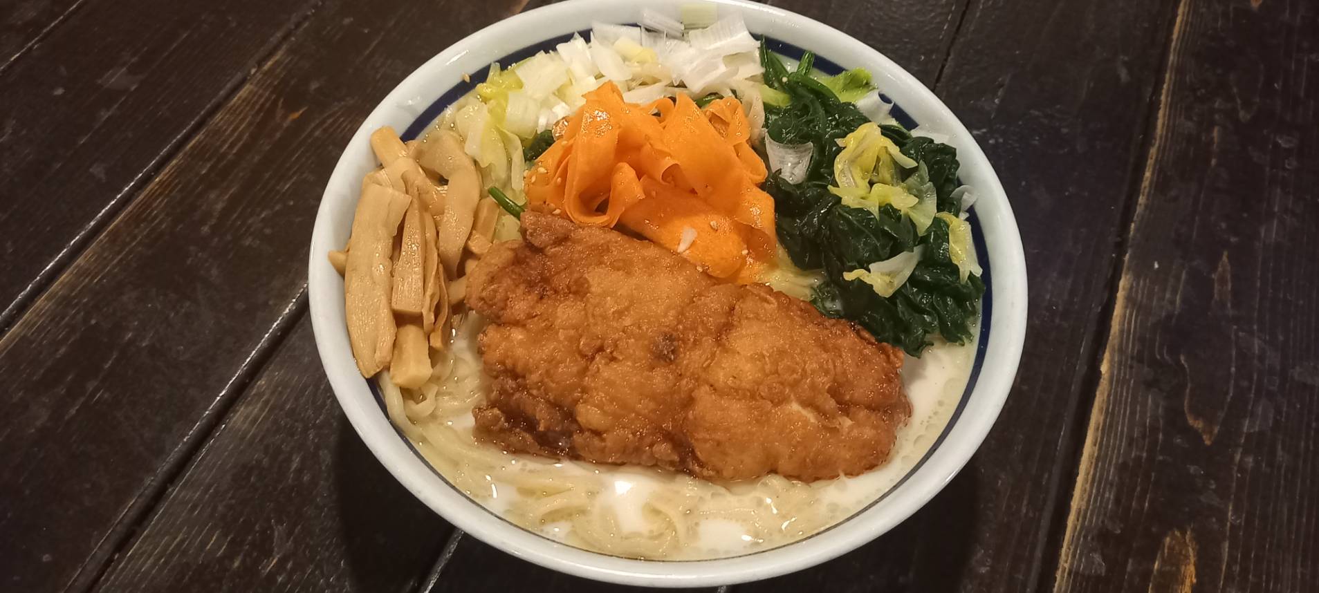 鶏中華そば 火鳥 Hinotori おはようございます 12 2 木 昨日もヤング麺ファンの方々の ご来店ありがとうございました 唐揚げがトッピングの 牛乳ラーメンは いかがでしょうか デフォのグリーンカレーペーストで 味変も楽しいですよ 本日もご来店お待ちし