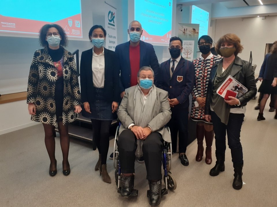 Prefet77's tweet photo. La Préfète déléguée pour l'#ÉgalitéDesChances à la cérémonie de clôture de la Caravane du centenaire @smlh77, au @LeVillagebyCA de #Chessy : remise de prix aux #jeunes #entrepreneurs des #quartiers. 

Bravo pour leur dynamisme ! https://t.co/fAaIIbUZO0