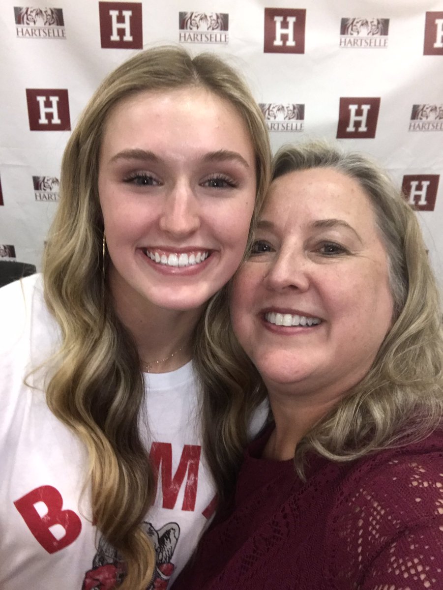 DJLBattles's tweet photo. Today, our gal @KarsiLentz signed with AUM to play softball. This is our 3rd senior to sign. So proud of her and @larissa_preuitt and @Emily18Hall for signing. I ❤️ these ladies and this team! Shout out to my girl @masynmarchbanks for signing to play bball! https://t.co/N8mSX9VO8P