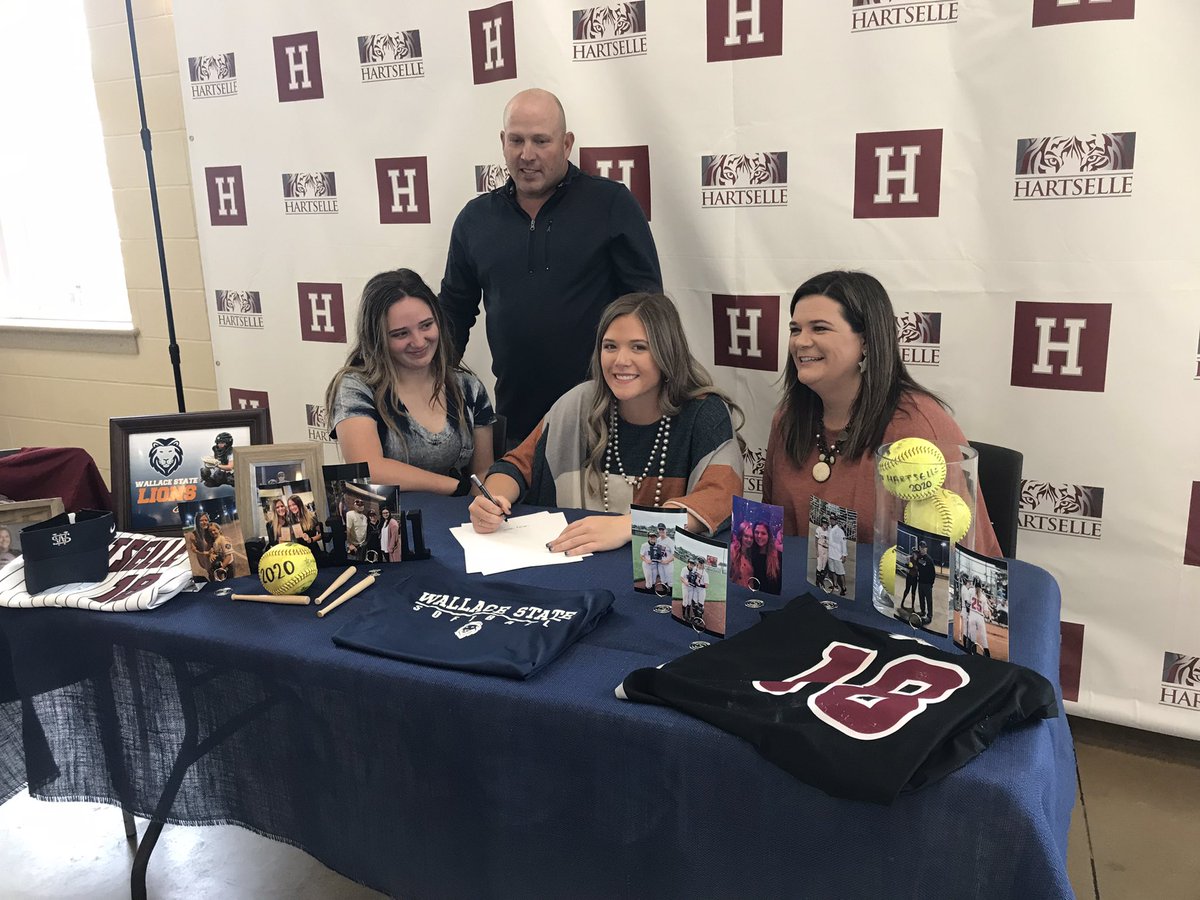 DJLBattles's tweet photo. Today, our gal @KarsiLentz signed with AUM to play softball. This is our 3rd senior to sign. So proud of her and @larissa_preuitt and @Emily18Hall for signing. I ❤️ these ladies and this team! Shout out to my girl @masynmarchbanks for signing to play bball! https://t.co/N8mSX9VO8P