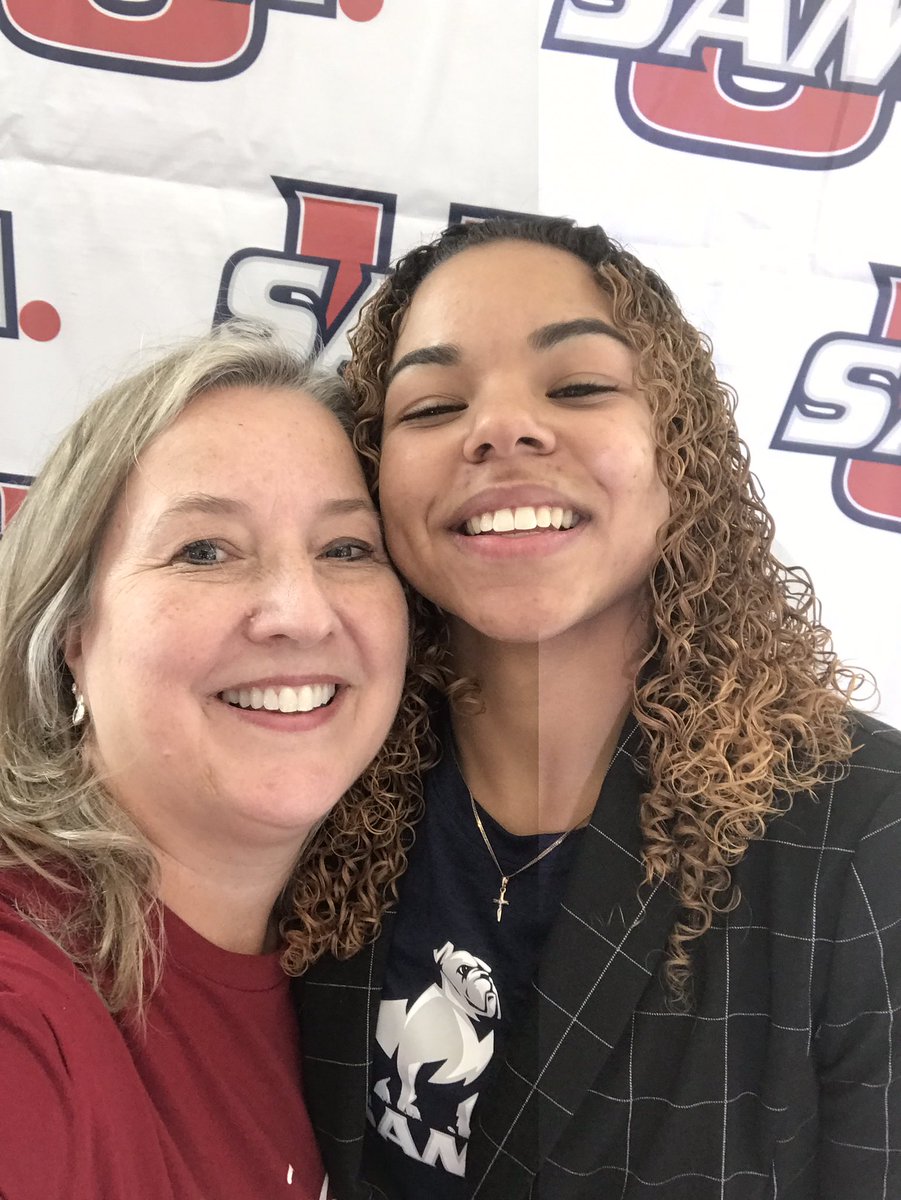 DJLBattles's tweet photo. Today, our gal @KarsiLentz signed with AUM to play softball. This is our 3rd senior to sign. So proud of her and @larissa_preuitt and @Emily18Hall for signing. I ❤️ these ladies and this team! Shout out to my girl @masynmarchbanks for signing to play bball! https://t.co/N8mSX9VO8P