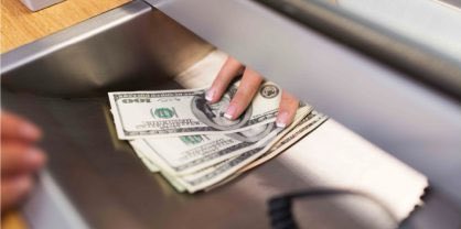 Grandes filas en las entidades bancarias retirando  #ahorros de #navidad en filas enormes.  Y también muchos #delincuentes que “marcan” a sus #victimas #stopcrime #safe #prevención
