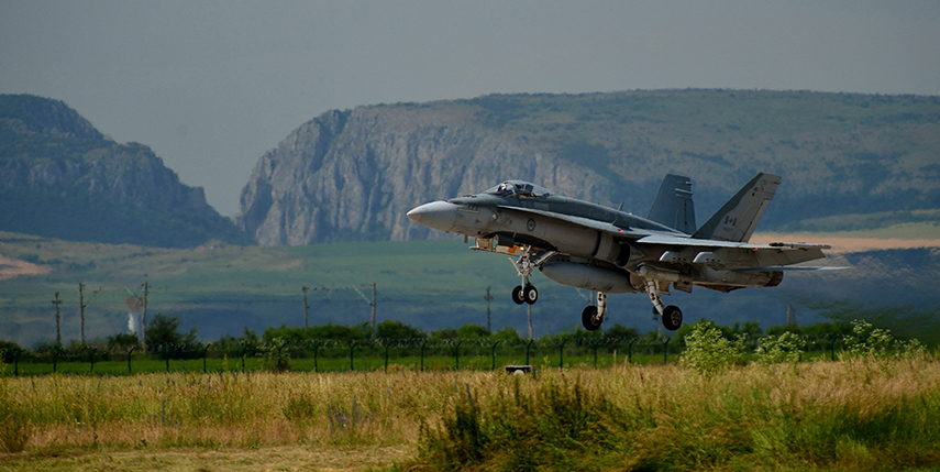 RUSI_NS's tweet photo. "Government of Canada announces key milestone in process to replace Canada’s fighter jets" https://t.co/oH1cRSwHi4 @CanadianForces Future Fighter Capability Project to provide 88 replacements for @RCAF_ARC #CF188 Hornet fighter aircraft, 1st delivery 2025 https://t.co/E9xoFo0zJj https://t.co/oWa3O08dgM