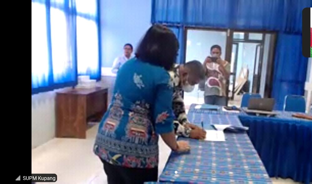 Kamis (02/12),Frits Uki, Luhkan Sumba Timur, Mengikuti Kegiatan Penandatanganan BAST Sarana Penyuluhan Perikanan Se Provinsi NTT melalui Vicon 
#GiatLuhkanSatminkalGondol #SumbaTim
@RISET_GONDOL 
@puslatluhkp 
<a href="/lapregiwati/">Lilly Aprilya</a>