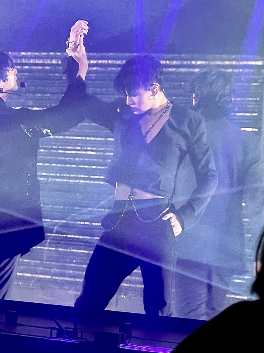 homeisjungkook's tweet photo. THE WAY JUNGKOOK IS STANDING RIGHT NOW https://t.co/l566BzCVI2