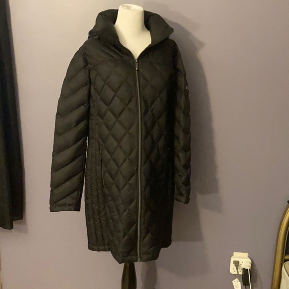 ShopResalem's tweet photo. So good I had to share! Check out all the items I'm loving on @Poshmarkapp #poshmark #fashion #style #shopmycloset #michaelkors: https://t.co/LV8NkdjaH6 https://t.co/opHB94dEbD