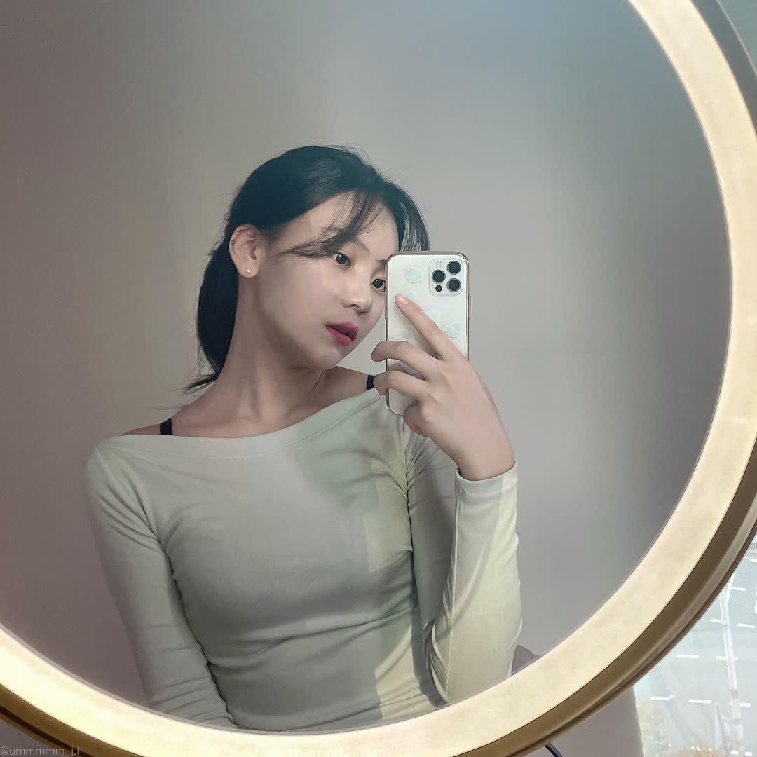 woniepookiee's tweet photo. 벌써 12월이네요👐🏻 다들 2021 남은 한달 꼭꼭 좋은일만 가득하길🤍🥰 https://t.co/mxGuuLNy7H