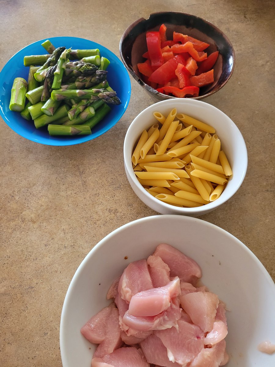 SoonLeeNZ's tweet photo. Penne, asparagus, chicken, red capsicum. #CookingDiary #LockdownCooking #CookingWithLisa 
@lisaowennz #CookingWithCheckpoint 
@CheckpointRNZ https://t.co/qAwLlckiGI