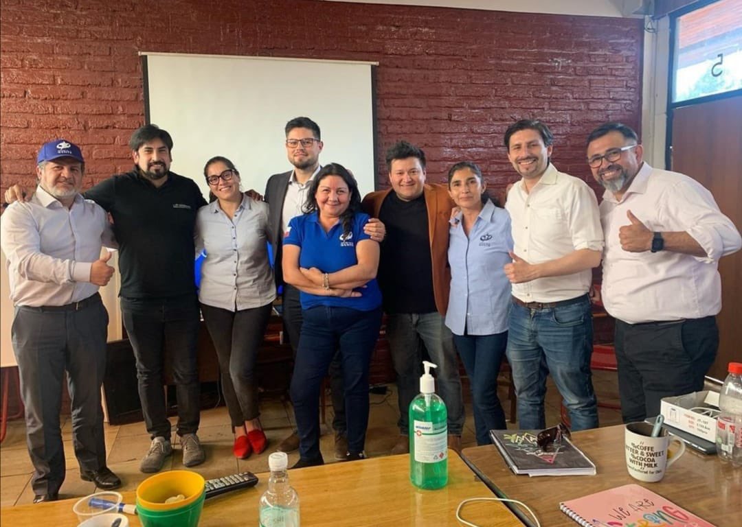 GUBERNATTI's tweet photo. Un Orgullo estar con 5 de los 6 diputados del PDG. Son personas comunes y corrientes muy humanos y simpáticos, con muchas ganas de mejorar la calidad de vida de los chilenos. #Vamoscontodo #OrgulloPDG #PDG #PARISI #Chile https://t.co/fsqfyXBOFA