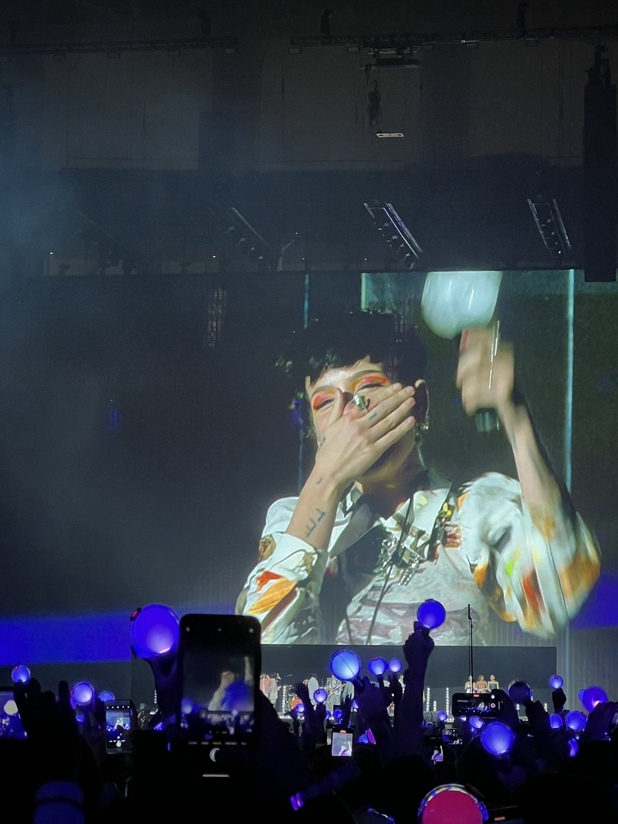 jjkslilbitch's tweet photo. HALSEY’S HERE IN THE AUDIENCE https://t.co/GremRRnb2m