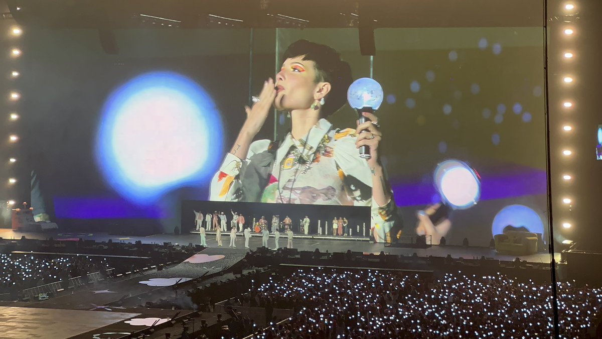 MADEMYDAY_BTS's tweet photo. ฮาลซีมา  อมกกกกกกก สวยมากกกเพื่อนที่ดีที่สุดของบังทันมาเซอไพรส์ในคอนรอบที่สองแล้ววว https://t.co/pp5DKhYRMn