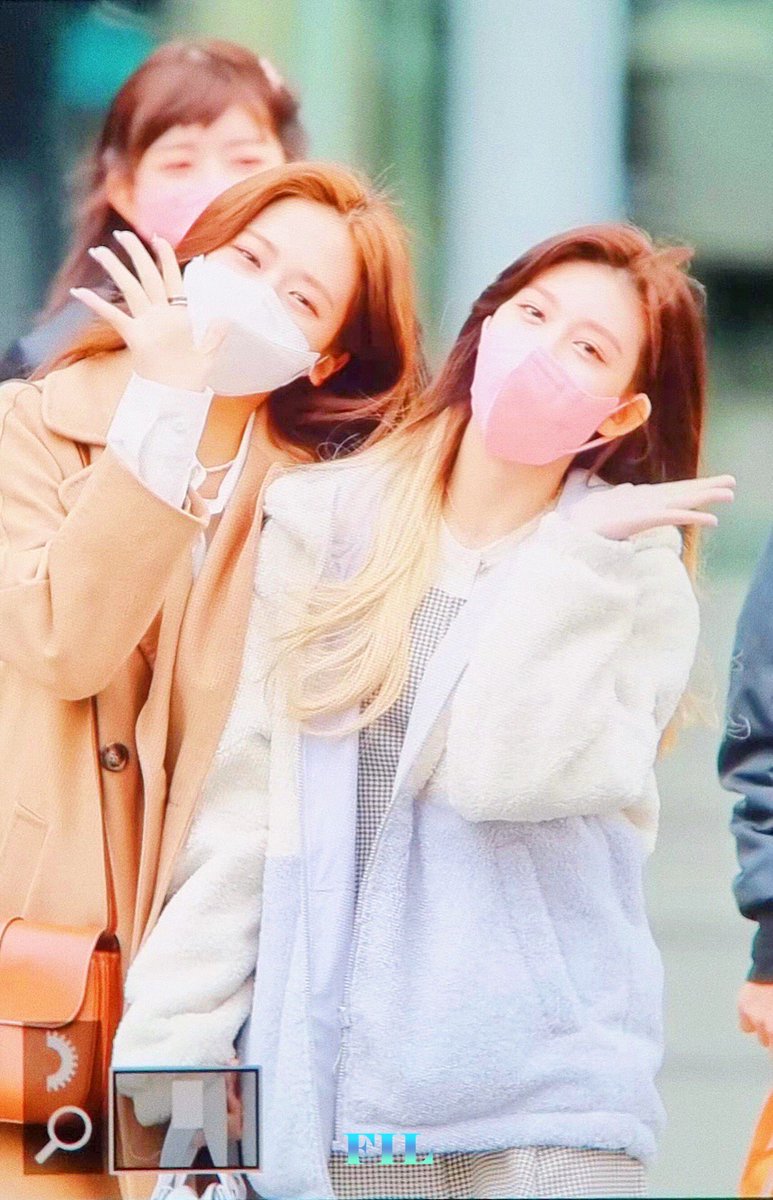 FIL_0203's tweet photo. 211202 퇴근길

#아이브 #IVE
#유진 #YUJIN
#가을 #GAEUL https://t.co/ddRboqjU1q