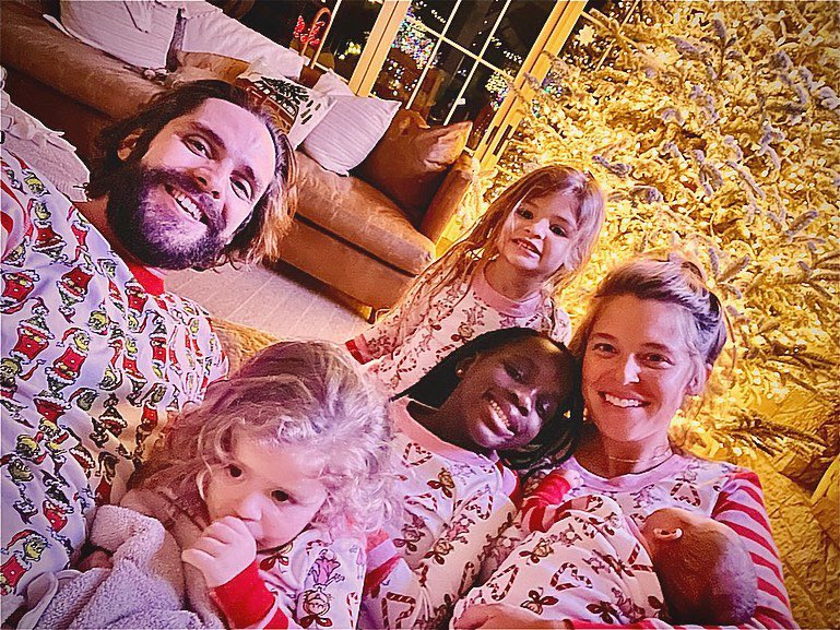 first Christmas selfie as a fam of 6 🎄✨💕 #itsthemostwonderfultimeoftheyear