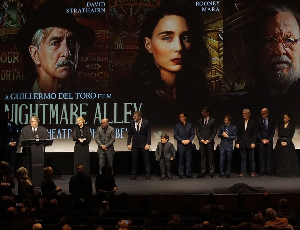 crimsong19's tweet photo. Had the pleasure of seeing @realgdt intro the global premiere of #NightmareAlley at Alice Tully Hall with assembled cast and creative team (in front of the stage too).
#SonyA6000 #SonyAlpha6000 #A6000 #Alpha6000 #AlphaClub #moviepremiere #LincolnCenter #… https://t.co/JQiU1QTHUh https://t.co/uP41qcoOUx