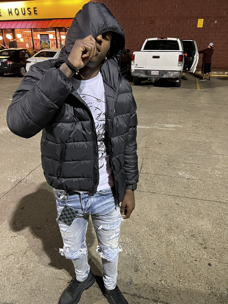1TreMack's tweet photo. I still be flyer dab💪🏾still dat same guy tryna get rich💰 https://t.co/xBk7tnqk1c
