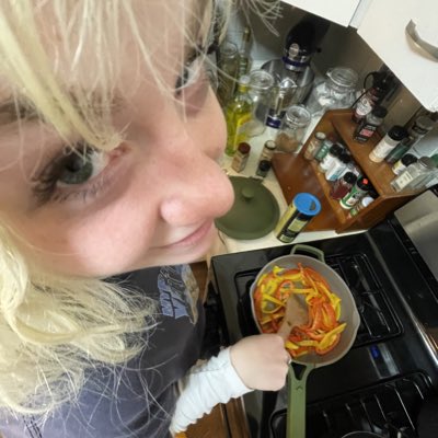 raynabartling's tweet photo. #NewProfilePic 
        👁
👁👃🏼
        👄
                 🍳
                   🤌🏻 https://t.co/oZsdTodQ6d