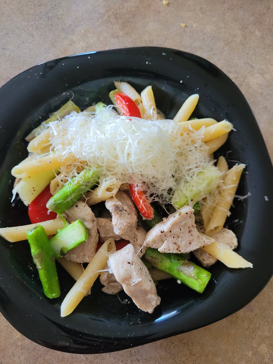 SoonLeeNZ's tweet photo. Penne, asparagus, chicken, red capsicum. Finished off with a pinch of salt, grinds of black pepper, a squeeze of lemon, grated cheese. #CookingDiary #LockdownCooking #CookingWithLisa 
@lisaowennz #CookingWithCheckpoint 
@CheckpointRNZ https://t.co/G6AEBUiDZC