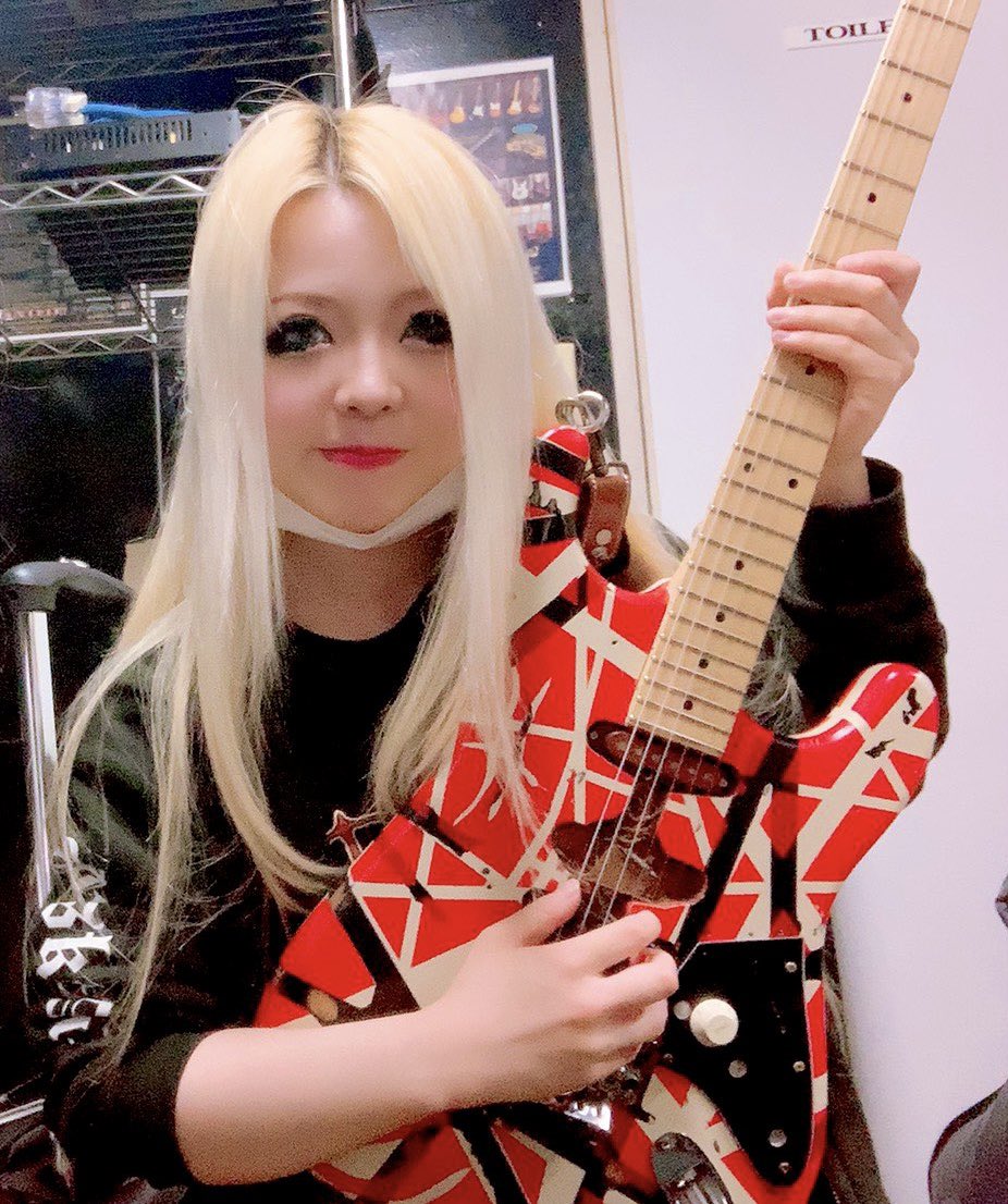 Whiskey Dust 、Purple Lamborghini のギタリスト Erika VANHALENさん