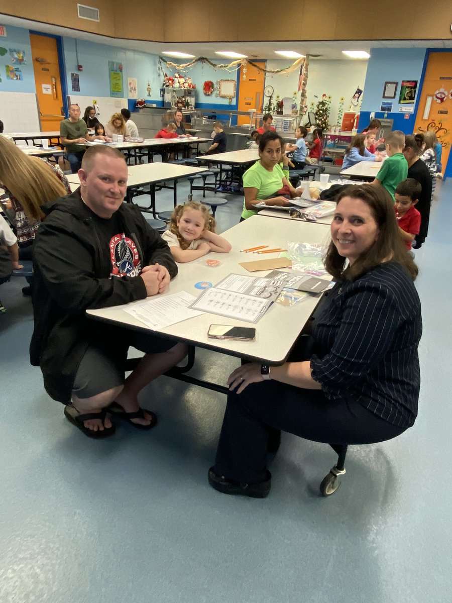 JosieJwill's tweet photo. All things literacy and family engagement thanks to @kls_krista and @GreenJulieL! A great night of learning and team building! @PIEpelicans #watchusgrow #malits @JeramyKeen https://t.co/MBthvM5KZ1