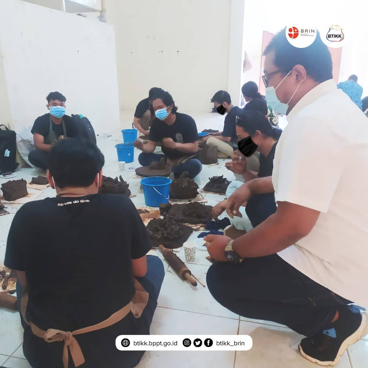 btikk_brin's tweet photo. Dalam acara tersebut, Bapak Komang Adiputra, https://t.co/R0D735uq4T., https://t.co/X184UVyQH2., dari Balai Teknologi Industri Kreatif Keramik menjadi salah satu narasumber dengan memberikan materi tentang pembuatan terumbu karang dengan berbahan dasar terracota. https://t.co/vq4A4hNJGe