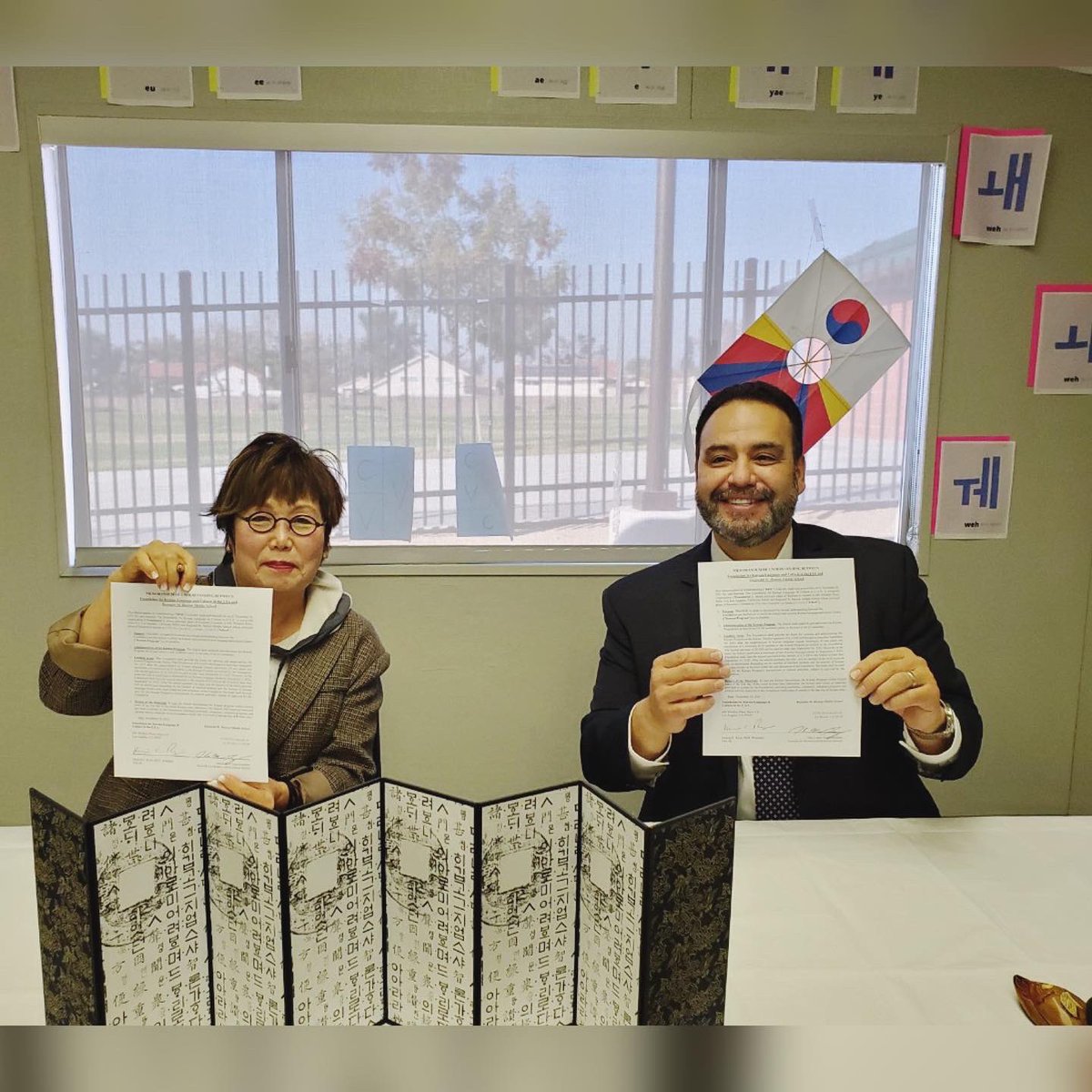 Foundation4KLAC's tweet photo. MOU signing at Reginald Benton Middle School in Norwalk-La Mirada School District-Congrats for opening a new Korean language program! #FKLAC https://t.co/2ieGrz1XYm