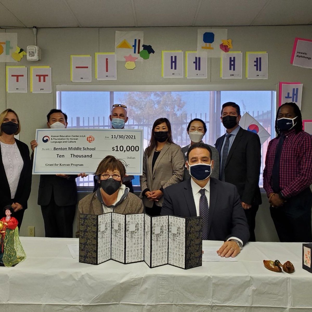 Foundation4KLAC's tweet photo. MOU signing at Reginald Benton Middle School in Norwalk-La Mirada School District-Congrats for opening a new Korean language program! #FKLAC https://t.co/2ieGrz1XYm