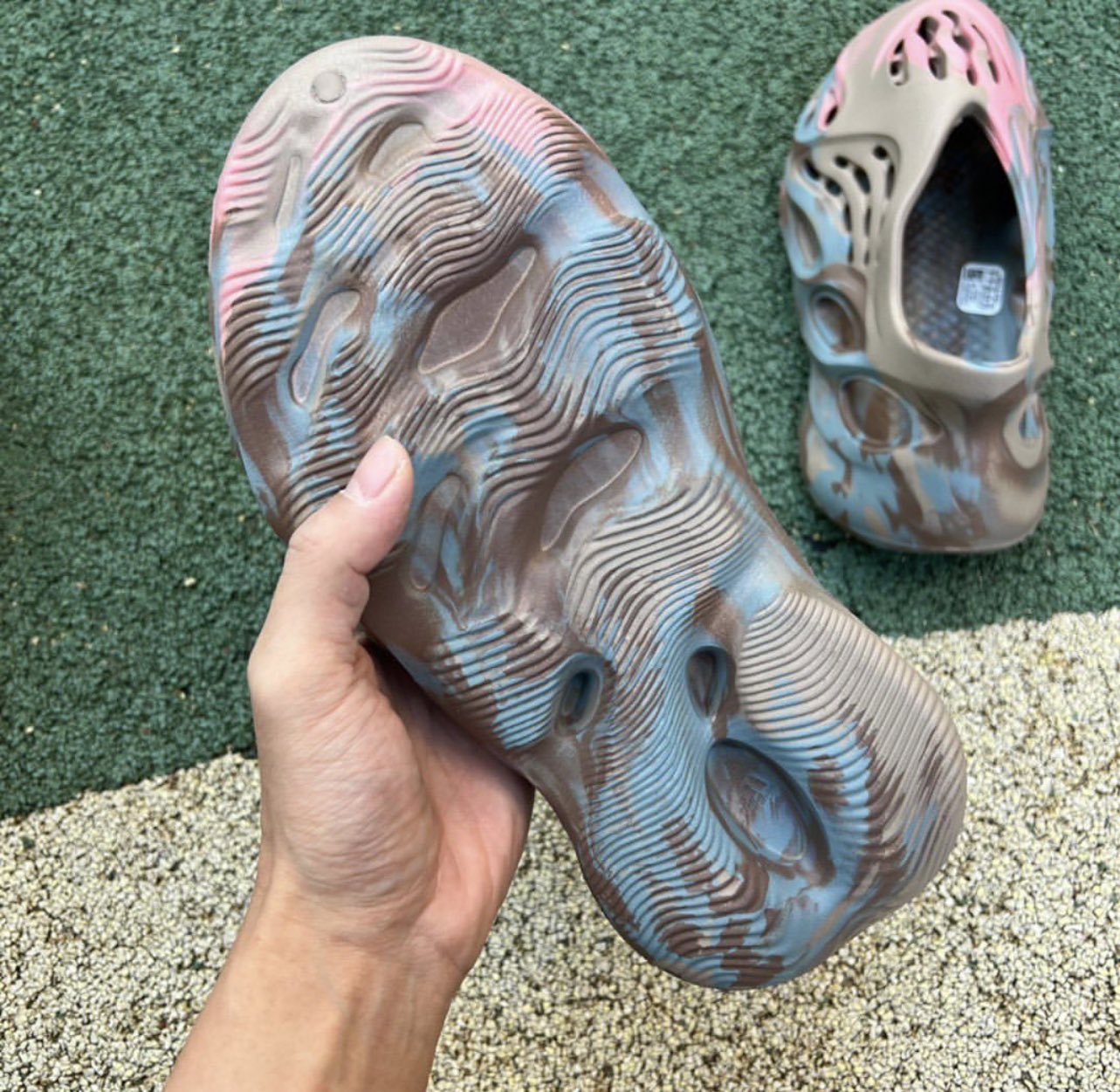 spraypainted foam runners｜TikTok Search