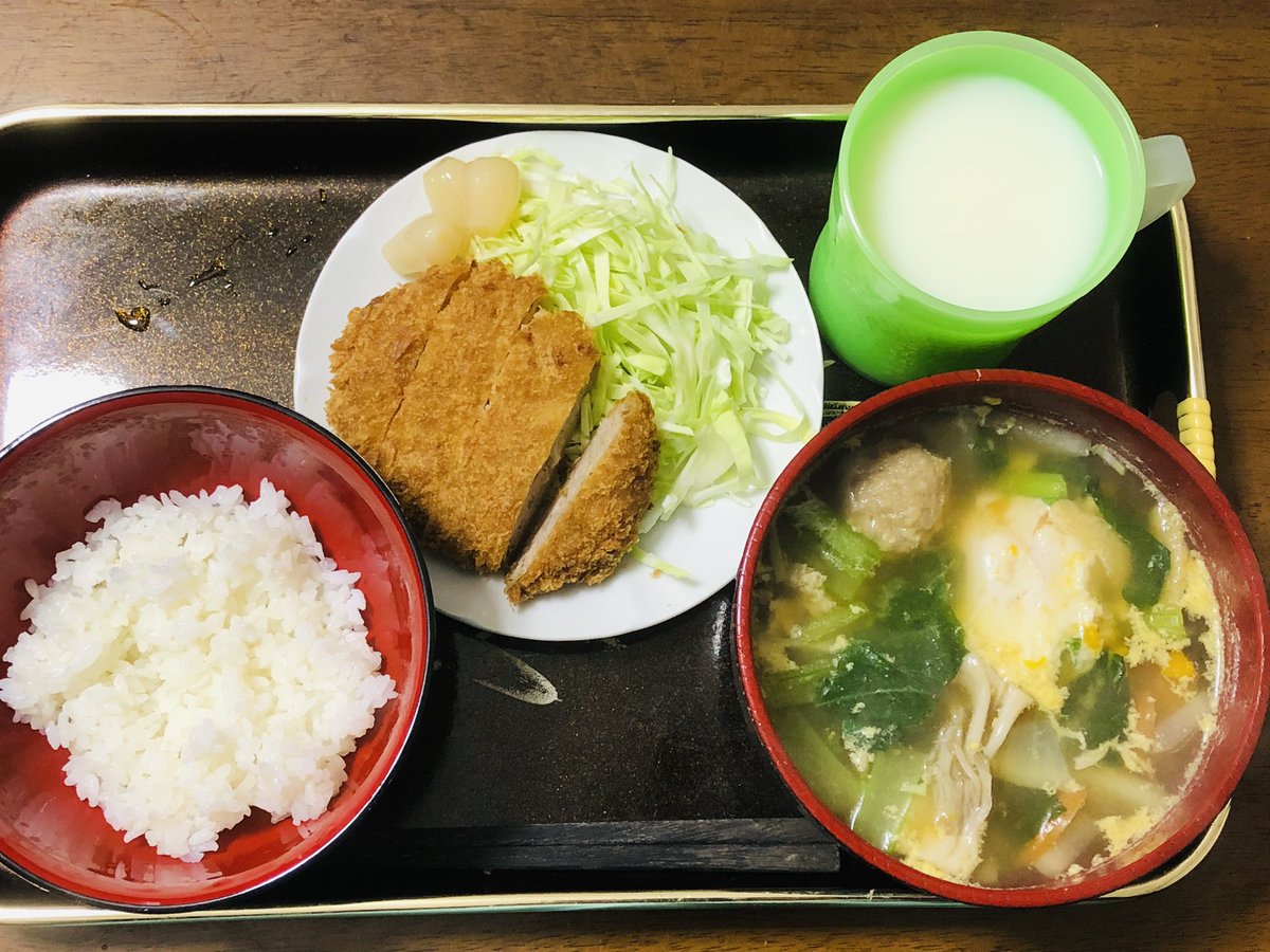 OnlyLonelyBaby1's tweet photo. おはようございます🤲

今朝は、ちょっと変化球🤏

メンチカツにお味噌汁には落とし卵😋👍

あれ、お新香��ないぞ💦
(って気づく方はいないか⁉︎)

ハイ、糠を増量したので糠床には🤏お休みしてもらいました🥒

＃お弁当 
＃おうちご飯 
＃ダイエット https://t.co/wUzENnZ4xX