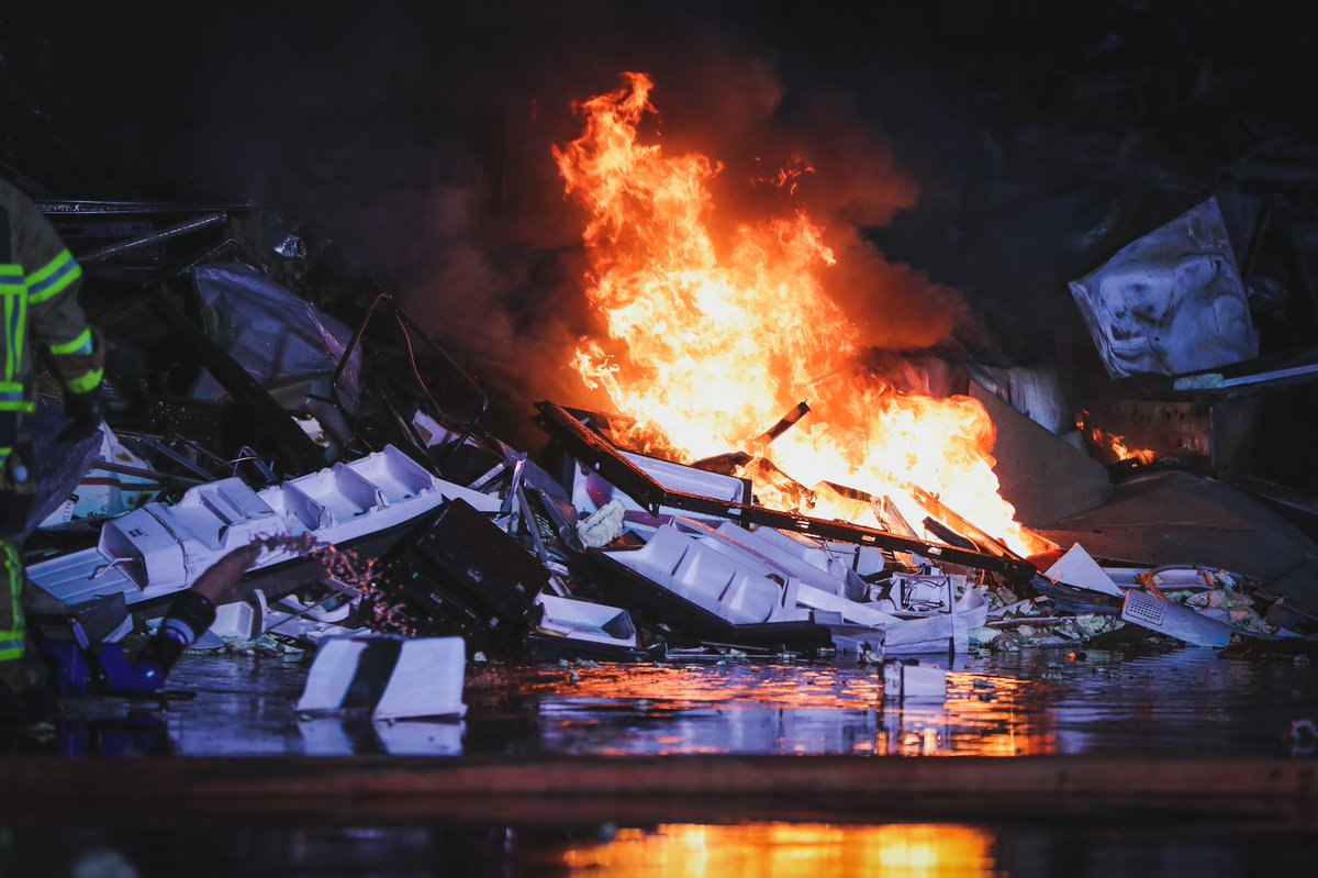 cyfairfd's tweet photo. Crews respond to a large trash fire at a recycling facility in the 6600 block of N. Eldridge Pkwy Wednesday night in Houston. @hcfmo is responding to the scene to investigate. All lanes of Eldridge remain closed to traffic. 

Photo: Capt. Daniel Arizpe, PIO/ #cyfairfd #hounews https://t.co/WtL66CfPTe