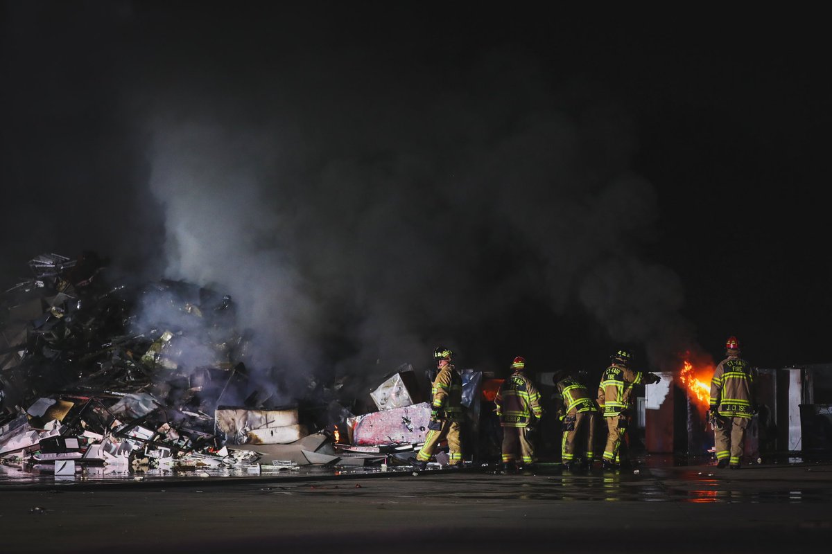 cyfairfd's tweet photo. Crews respond to a large trash fire at a recycling facility in the 6600 block of N. Eldridge Pkwy Wednesday night in Houston. @hcfmo is responding to the scene to investigate. All lanes of Eldridge remain closed to traffic. 

Photo: Capt. Daniel Arizpe, PIO/ #cyfairfd #hounews https://t.co/WtL66CfPTe