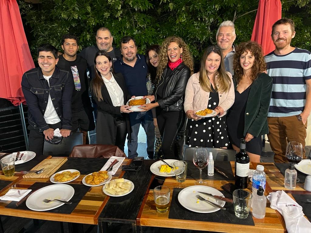 ChrisAntojo's tweet photo. Cena de amigos paraguayos exitosos en Bs As en el Bodegon Paraguay ⁦@JoseLChilavert_⁩ ⁦@lalilalig⁩ ⁦@andrearnaldo⁩  ,Robert Rojas 🇵🇾🇵🇾 https://t.co/GvuIIBkBHg